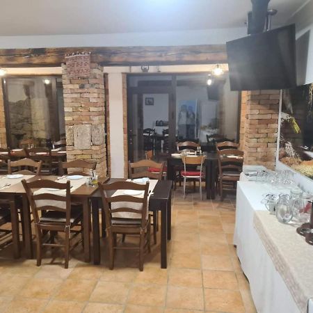 Guest House Slatki Snovi Книн Екстериор снимка