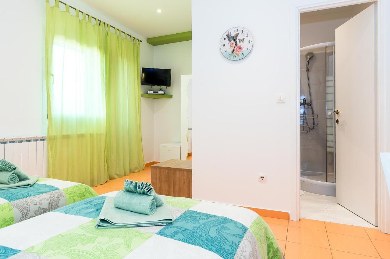 Guest House Slatki Snovi Книн Екстериор снимка