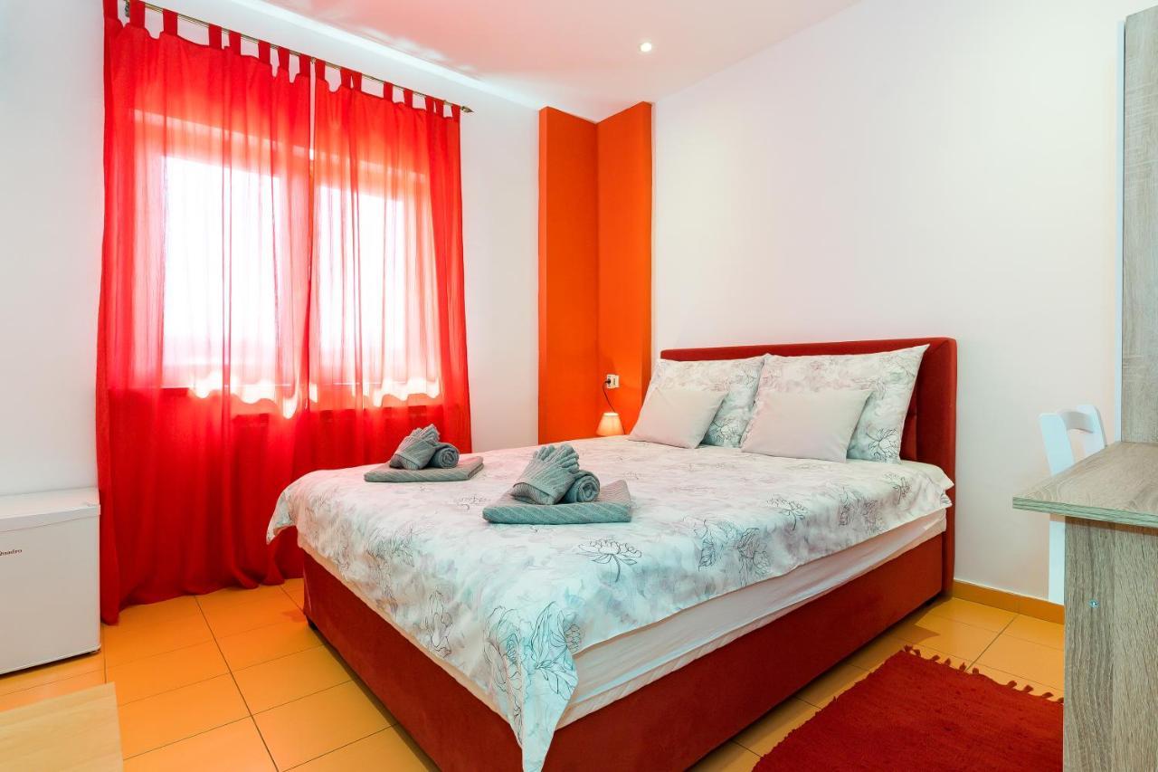 Guest House Slatki Snovi Книн Екстериор снимка