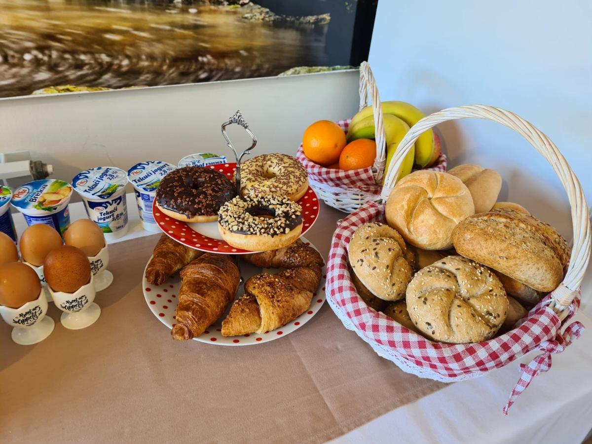 Guest House Slatki Snovi Книн Екстериор снимка