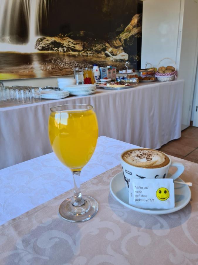Guest House Slatki Snovi Книн Екстериор снимка