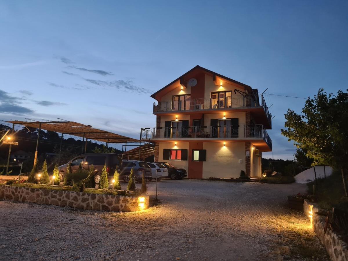 Guest House Slatki Snovi Книн Екстериор снимка