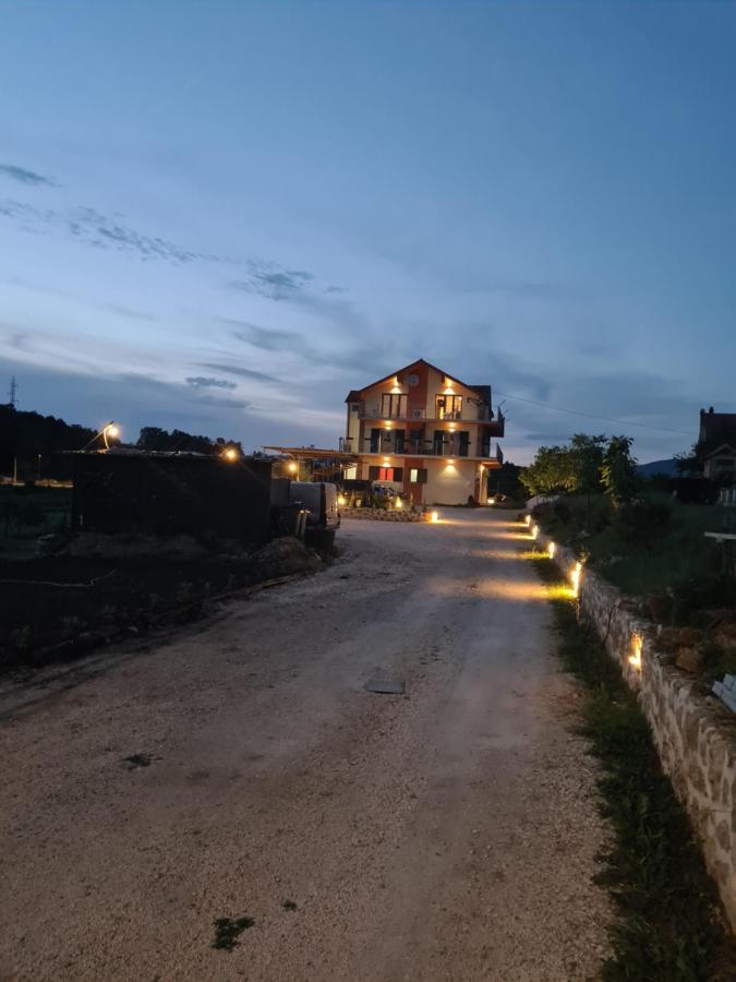 Guest House Slatki Snovi Книн Екстериор снимка