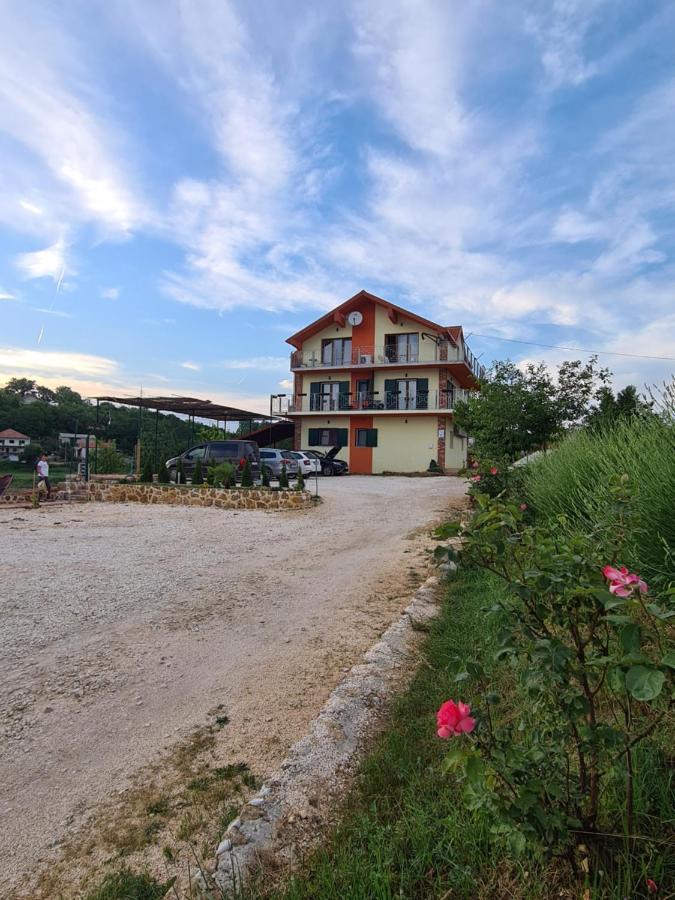 Guest House Slatki Snovi Книн Екстериор снимка