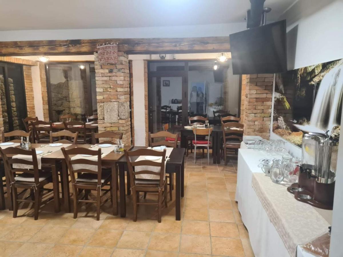 Guest House Slatki Snovi Книн Екстериор снимка