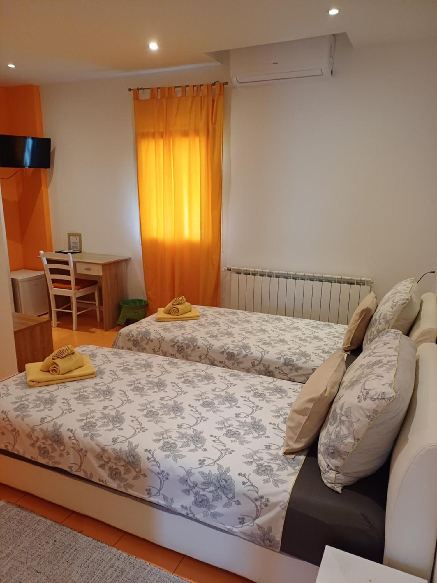 Guest House Slatki Snovi Книн Екстериор снимка