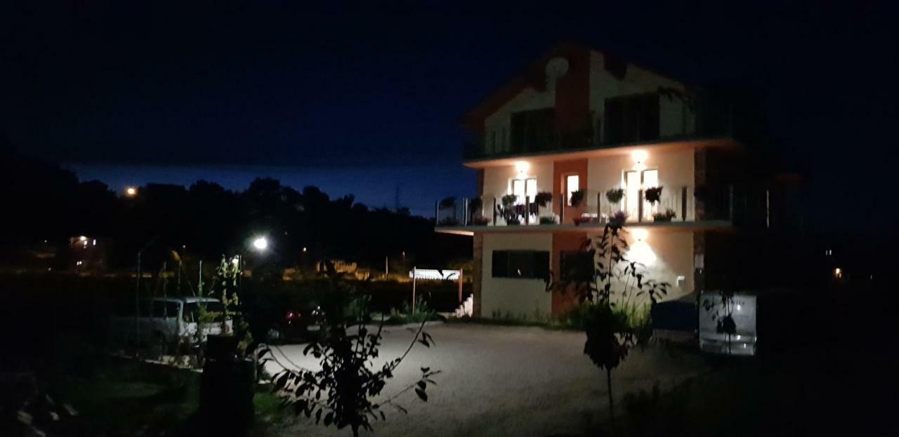 Guest House Slatki Snovi Книн Екстериор снимка